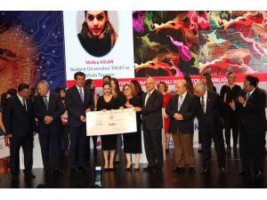 Halı Tasarım Yarışmasında Dereceye Girenler Ödüllerini Bakan Zeybekciden Aldı