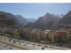 Hakkaride Fotoğraf Çeken İha Muhabiri Alıkonuldu