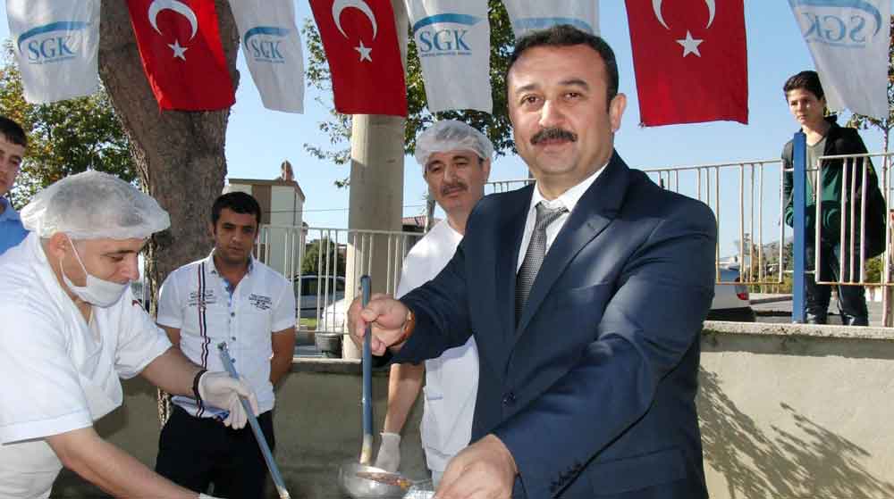 SGK Müdürlüğü Bahçesinde Aşure Dağıtıldı