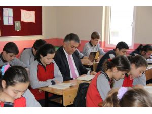 Vali Yazıcı, Sıralara Renk Verdi