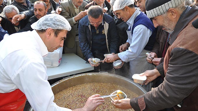 Elbistan Belediyesi’nden Aşure İkramı