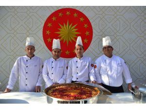 Türk Bayrağı Ve Cumhurbaşkanlığı Forsu Aşure Vatandaşlara İkram