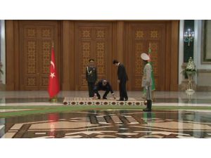 Türk Bayrağını Yine Yerde Bırakmadı