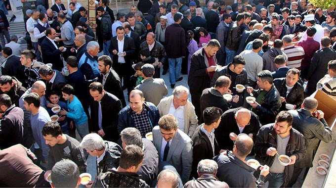 15 Bin Kişiye Aşure Dağıltıldı