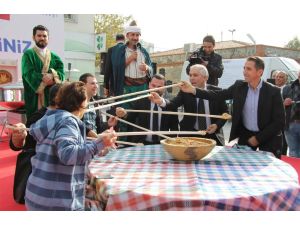 Dev Kaşıklarla Birbirlerine Aşure Yedirdiler