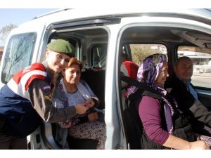Jandarma Sürücülere Hediye Dağıttı