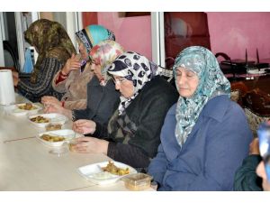 Sivas’ta Bin Kişilik Yemek Ve Aşure Dağıtıldı