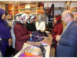 Sare Davutoğlundan Başbakan’a İpek Kaşkol Jesti