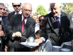 Kılıçdaroğlu Aşure Dağıttı