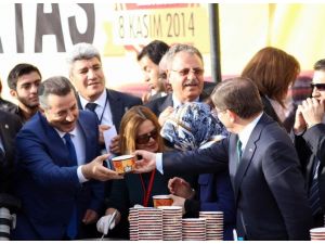 Eşiyle Birlikte Aşure Dağıttı