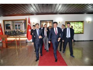 Ekonomi Bakanı Nihat Zeybekci Bolu Valiliğini Ziyaret Etti