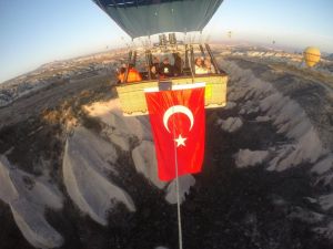Kapadokya’da Balonlar Türk Bayrakları İle Havalandı