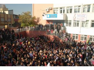 Veliler Okulda Toplanıp Eylem Yaptı