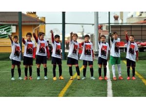 Minik Futbolcular Atatürk’ü Andı