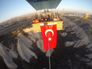 Balonlar Türk Bayrakları İle Havalandı