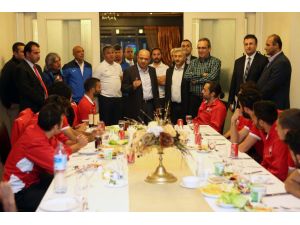 Bakan Işıktan Galibiyet Yemeği