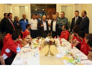 Bakan Işık’tan Galibiyet Yemeği