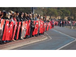 Beşiktaştan Dolmabahçeye Ataya Saygı Zinciri
