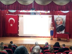 Ergenlik Döneminde Gençlerin Karşısında Değil Yanında Olunmalı