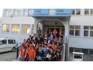 Kundaklanan Okulda Kürtçe Hikaye Kitapları Dağıtıldı