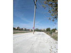 Yol Ortasındaki Elektrik Direği Tehlike Saçıyor