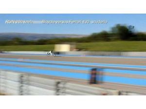 Bisikletli Ferrari’ye Fark Attı