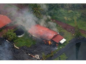 Hawaii’de Volkanik Patlamada Oluşan Lavlar Kentteki Bir Evi Yok Etti