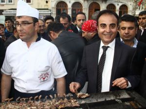 İstiklal Caddesi’nde “Cağ Kebabı” Kuyruğu