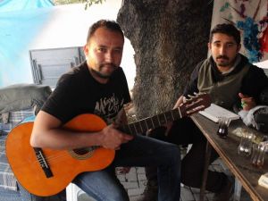 Kesilen Zeytin Ağaçları İçin Şarkı Besteledi