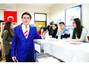 Bursada Öğrenci Meclis Başkanlığı İçin Kıran Kırana Seçim