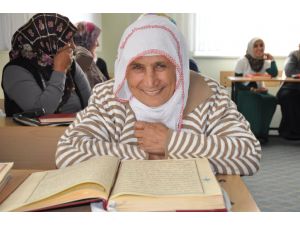 83 Yaşındaki Döndü Nine Kur’an Okumayı Öğreniyor