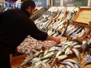 Ucuz Balığa Hücum Eden Vatandaş, Derin Dondurucuda Şoklayıp Stok Yapıyor