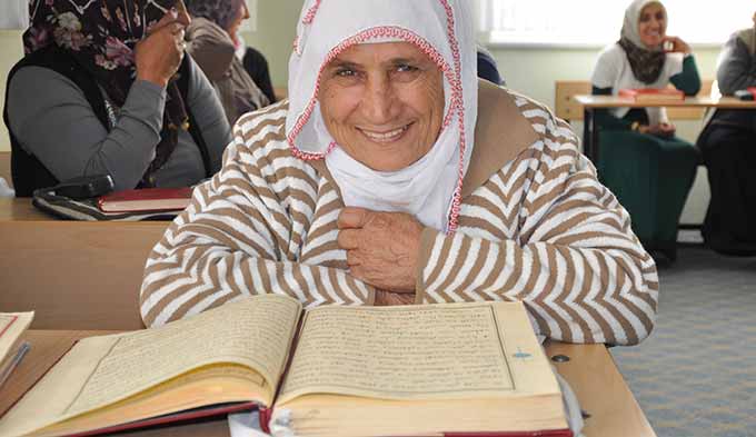 83 Yaşındaki Döndü Nine Kur’an Okumayı Öğreniyor