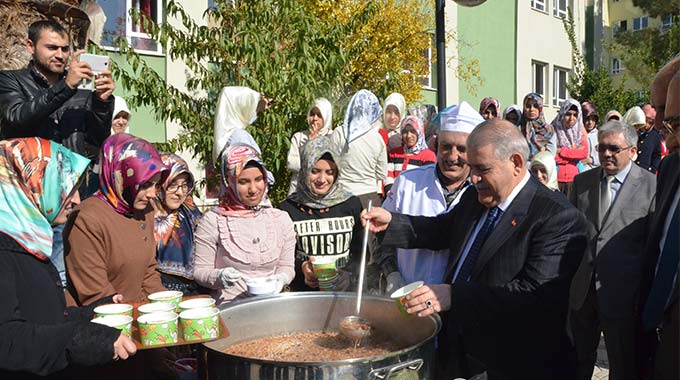 Kız İmam Hatip’te 5 Bin Kişiye Aşure İkramı
