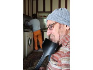 (Özel Haber) 70’lik Dede İle Aıdsli Bakıcısı Baba-kız Gibi Oldu