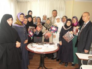 Kur’an Kursuna Katılan İşitme Engelli Kadınlara Hediye Eşarp