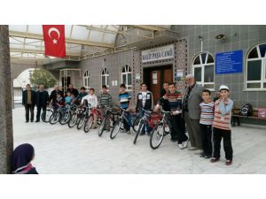 Camiye En Çok Devam Eden 10 Öğrenciye Bisiklet Hediye Edildi