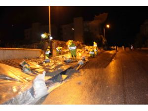 Kuşadası’nda Belediyeden Toprak Kaymasına Muşambalı Önlem