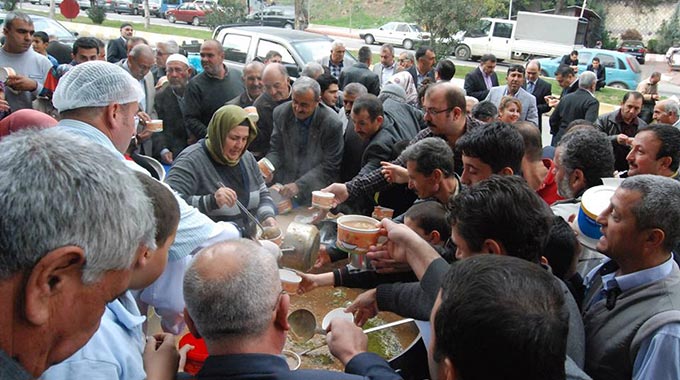 Ak Parti Kadın Kolları Aşure Dağıttı