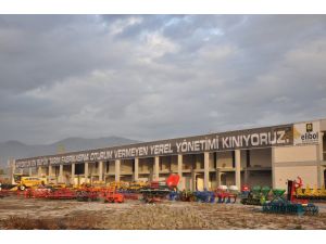 Eski Başkan Yeni Başkanı Astığı Pankartla Protesto Etti