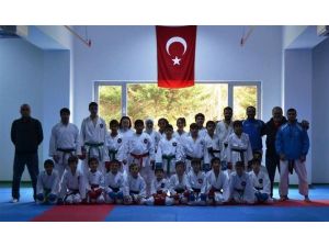 Yalovalı Karateciler Türkiye Ümit Genç Karate Şampiyonası’na Hazırlanıyor