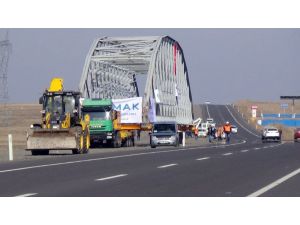 100 Tonluk Tarihi Köprü Tırla Taşınıyor
