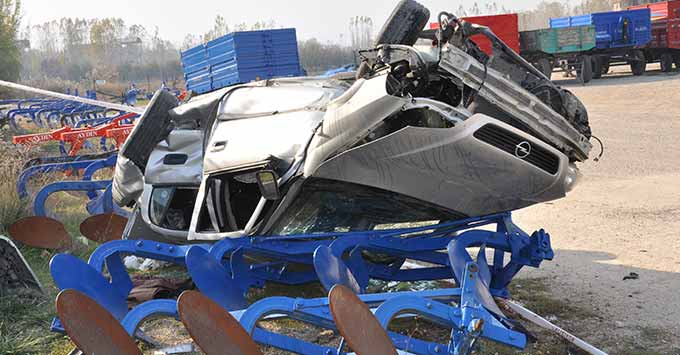 Takla Atan Otomobil Pulluğun Üzerine Düştü: 1 Yaralı