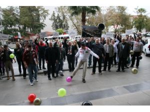 Karşıyakalı Taraftarlar Belediyeyi Topa Tuttu