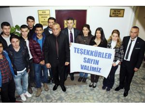 Üniversiteli Roman Çocuklardan, Vali Şahin’e Teşekkür Pankartı