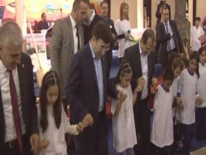 Bakan Hemşehrileriyle Halay Çekti