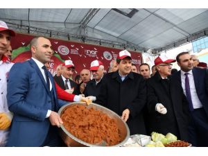 5 Ton Çiğ Köfte, 14 Ton Nar Dağıtıldı