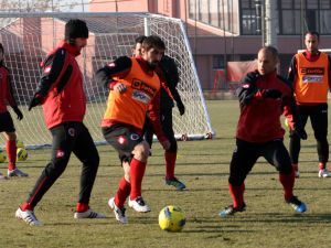 Gençlerbirliği Futbolcularına Taraftardan Baklava İkramı