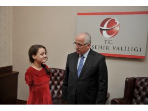 Ayakları İle Ebru Yapan Sümeyye Boyacı, Vali Tuna’yı Makamında Ziyaret Etti