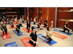 Anne Adayları Hamilelik Süreçleri Boyunca Evde De Yoga Yapabilecek